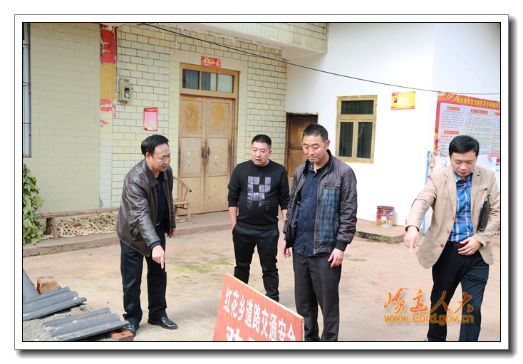 随后,胡光还深入到该村刘义林,刘义洪,洛子阿意等3户精准贫困